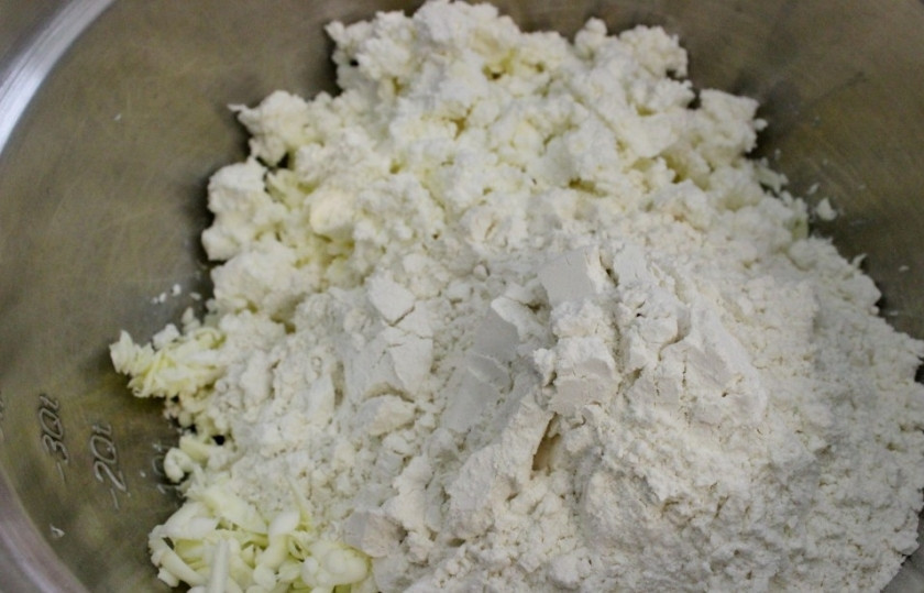 1. Этап. Мягкое творожное тесто: 2. Добавим дальше муку и творог, перемешаем до однородности.