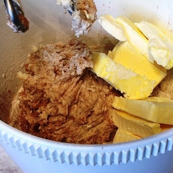 1. Этап. Пирожное с варёной сгущёнкой: Добавляем кубиками нарезанный маргарин, продолжаем месить тесто.