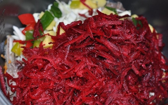 1. Этап. Борщ со свининой в мультиварке: 3. Готовый бульон процедите, мясо остудите немного. В чашу мультиварки отправьте овощи и нарезанное мясо. Влейте процеженный бульон. Добавьте по вкусу соль, перец, щепотку сахара, для аромата — лавровый лист. В режиме 