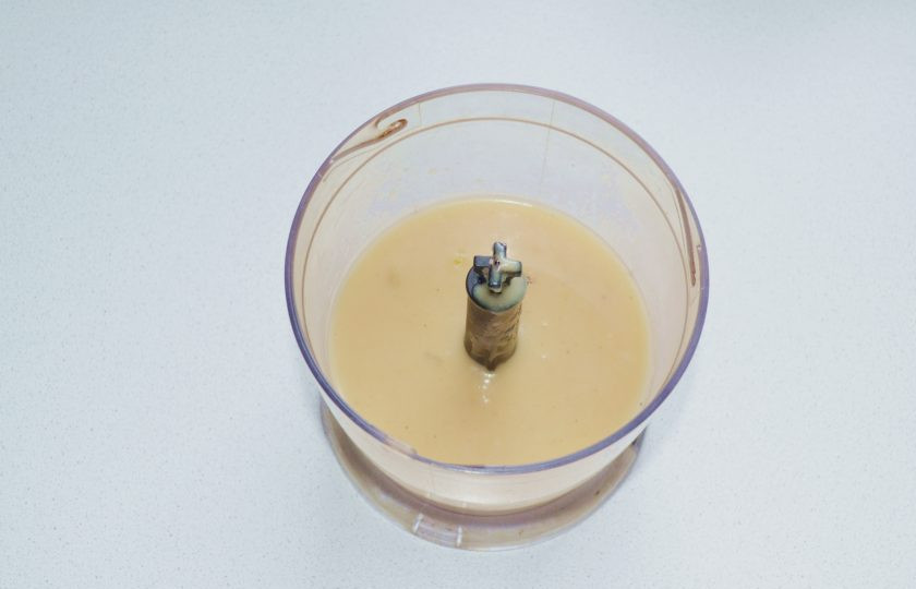 1. Этап. Щипс: Бульон снимите с огня и взбейте блендером.