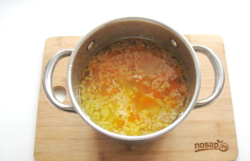 1. Этап. Суп мудрости: Приправьте суп лавровым листом, посолите по вкусу и варите до готовности всех ингредиентов.