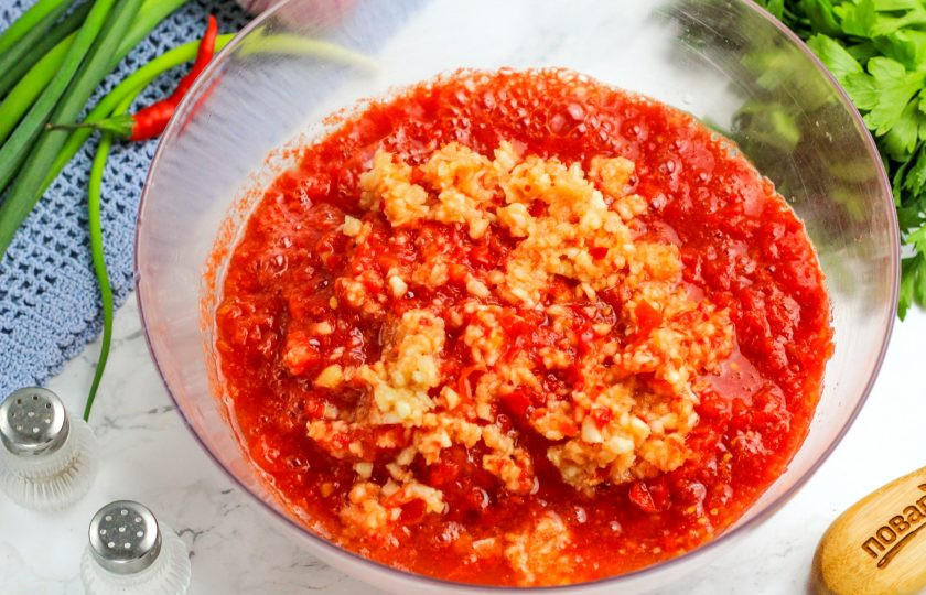 1. Этап. Бродячая аджика: Перекрутите все нарезки, чеснок и острый перец через мясорубку в миску или салатник.