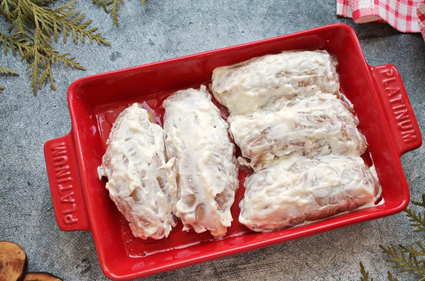 1. Этап. Куриные рулетики с грибами, маслинами и сыром: Чеснок измельчите, смешайте с майонезом и смажьте рулетики сверху.