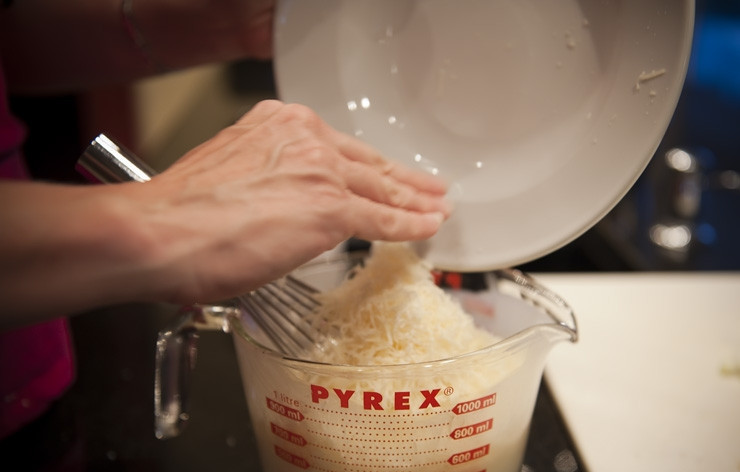 1. Этап. Карбонара со сливками: Добавляем туда натертый сыр и молотый черный перец.