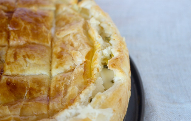 1. Этап. Закрытый пирог с картошкой: 6. Аккуратно накройте верхушкой. Вот и все, аппетитный закрытый пирог с картошкой в домашних условиях готов к подаче. Приятного аппетита!