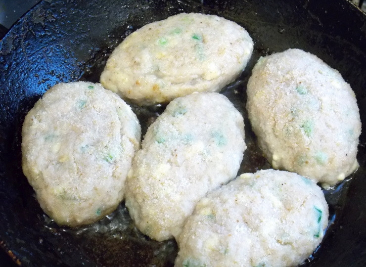 1. Этап. Котлеты по-голландски: Сформируйте котлеты и обваляйте в сухарях.