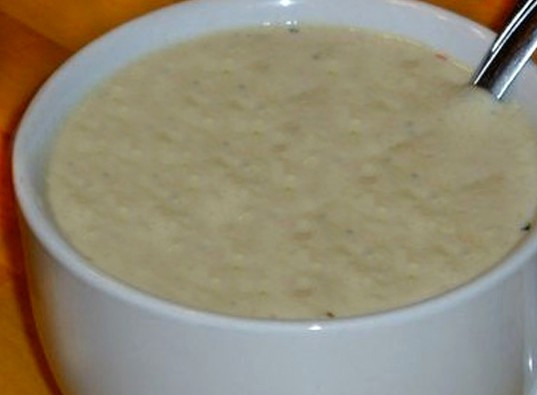 1. Этап. Тушеная телятина с грибами: Затем необходимо приготовить соус, для этого нужно растопить сливочное масло (60 грамм) в кастрюльке и высыпать в него муку. Жарим муку 1-2 минуты, постоянно помешивая, затем вливаем в кастрюльку бульон, в котором тушиться телятина (500 мл). Тщательно перемешиваем все, чтобы в соусе не осталось мучных комков, после чего добавляем сметану, опять все перемешиваем, доводим соус до кипения и снимаем его с огня.