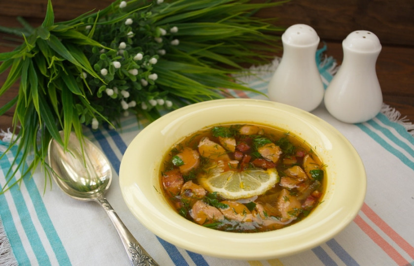 1. Этап. Солянка с сосисками: Подайте к столу, разлив по мискам. В каждую миску по вкусу добавьте оливки и лимонную дольку.