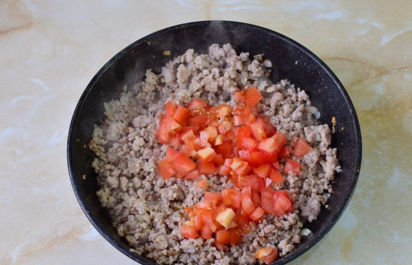 1. Этап. Спагетти по-болонски: Добавьте его в сковороду к фаршу. Обжарьте еще 2-3 минуты, чтобы помидор пустил сок.