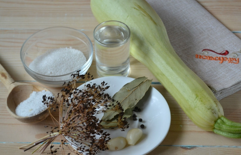 1. Этап. Маринованные кабачки на зиму: 1. Подготовьте все необходимые ингредиенты. Кабачки промойте под проточной водой, зонтики укропа также ополосните.