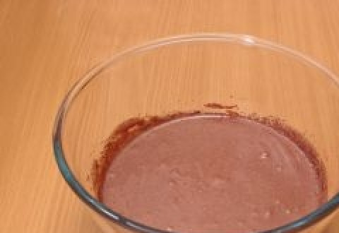 1. Этап. Пирожное из печенья: Добавить вино и какао.