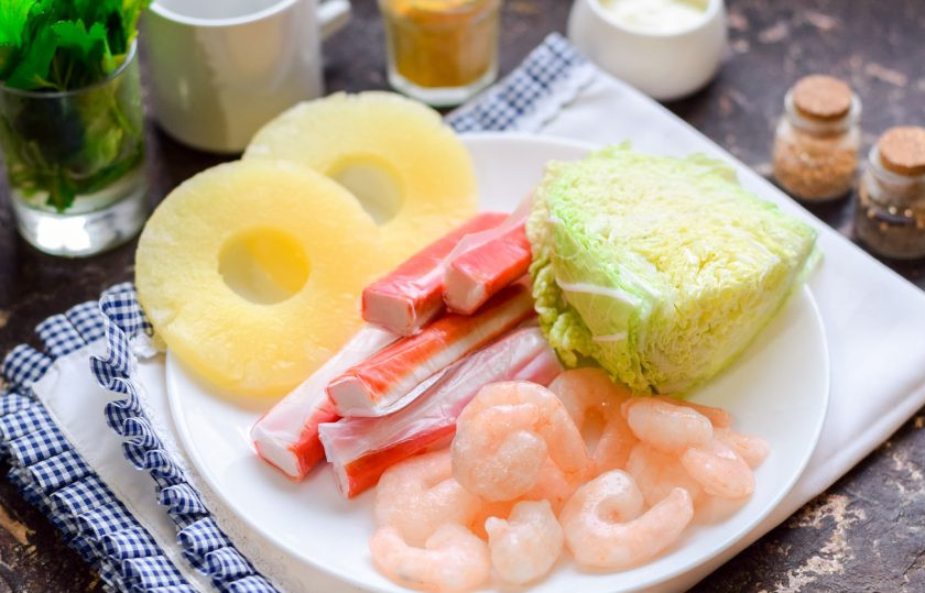 1. Этап. Салат с крабовыми палочками, креветками и ананасами: Подготовьте все ингредиенты.