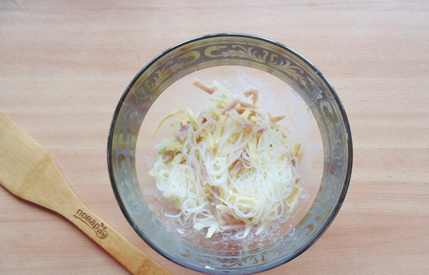 1. Этап. Итальянский салат с фунчозой: Салат посолите, поперчите и перемешайте.