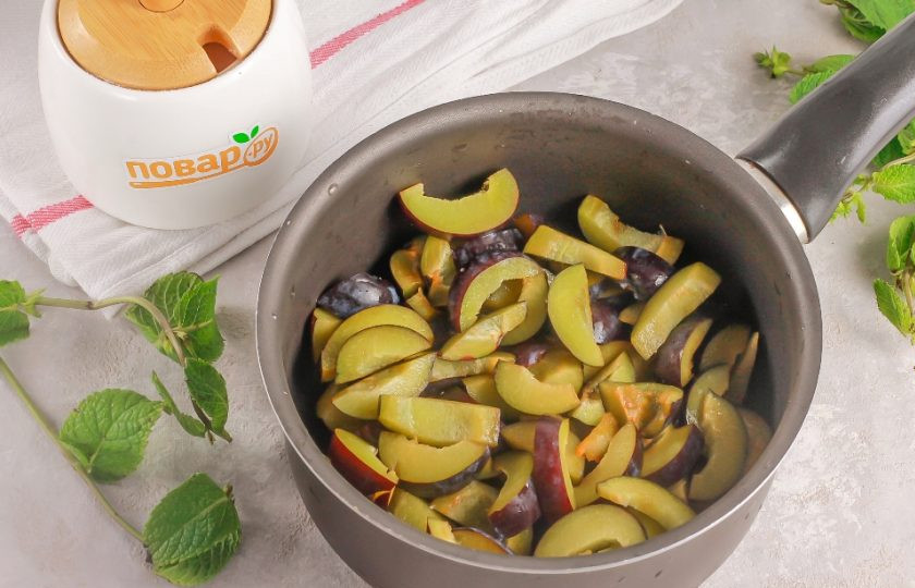 1. Этап. Варенье Слива в шоке: Нарежьте половинки слив в казан или ковш, кастрюлю с антипригарным дном ломтиками или кубиками — по вашему вкусу.