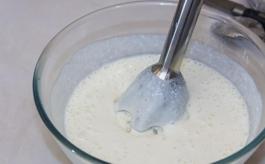 1. Этап. Оладьи из творога и банана: Теперь взбейте блендером смесь в единую массу.