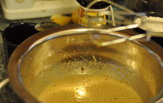 1. Этап. Мазурка: Яйца взбить с сахаром до образования пышной пены и увеличения в объёме в 2-3 раза. В отдельной посуде просеять муку и соединить с разрыхлителем. Вмешать в яйца муку.