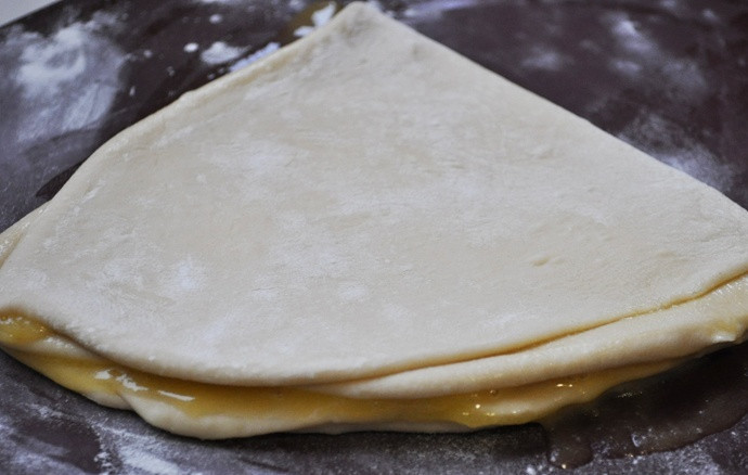 1. Этап. Тонкие лепешки с зеленью: Сверните лепешку, прокатайте каталкой, сверните еще раз.