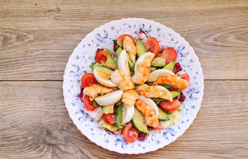 1. Этап. Салат с авокадо и лангустинами: Смешайте до однородности растительное масло, винный уксус, соль. Полейте соусом салат, поперчите и сразу подавайте к столу.