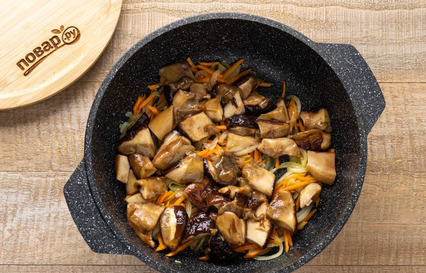 1. Этап. Суп из замороженных грибов: Затем добавьте размороженные грибы и жарьте ещё 4-5 минут.