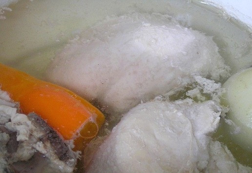 1. Этап. Торт-мусс с курицей и шпинатом: Для бульона. Куриные грудки промойте, залейте холодной водой (на 2-3 см выше филе), поставьте на огонь. В луковицу воткните гвоздику, добавьте в кастрюлю, затем очищенную морковь (целиком), черный перец горошком, доведите до кипения, варите на самом маленьком огне до мягкости филе около 20-30 минут.