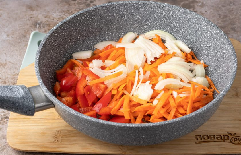 1. Этап. Суп с молодой фасолью: Параллельно разогрейте сковороду на среднем огне и обжарьте с растительным маслом репчатый лук, морковь и болгарский перец 4-5 минут.