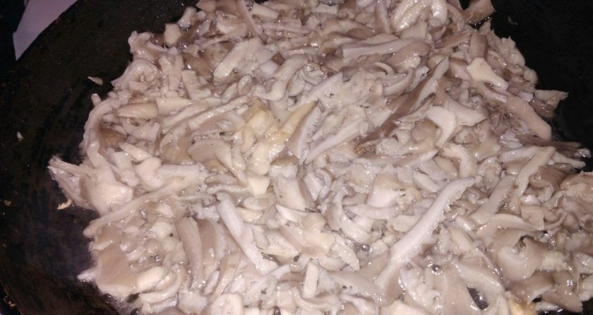 1. Этап. Жареные вешенки с луком (без соуса): 4. Когда грибы начнут становиться золотистыми, долейте в сковороду половину стакана воды и тушите, пока вода не выпарится.