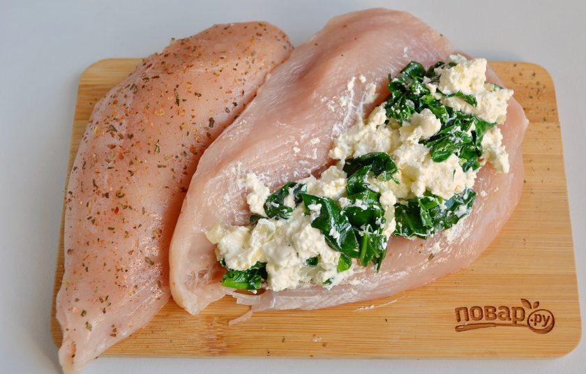 1. Этап. Курица со шпинатом: 6. Вернемся к куриному филе. Острым ножом сделайте глубокий карман в каждом кусочке филе. Я немного вывернула мясо, чтобы показать вам куда начинку положить. Наполните хорошо начинкой кармашки.