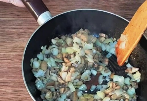 1. Этап. Индейка с грибами на овощной подушке: 8. На сухую сковороду льем 2 ст. л. растительного масла и его разогреваем. Выкладываем лук и жарим до его золотистости. Пробуем. Грибы с луком готовы!