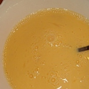 1. Этап. Омлет в мультиварке: Добавьте молоко к яйцам и тщательно перемешайте.