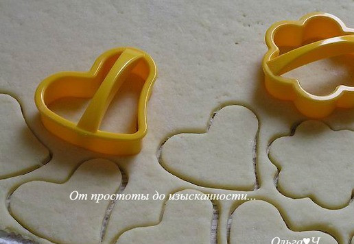 1. Этап. Постное апельсиновое печенье: Тесто раскатайте, чуть присыпав поверхность мукой, вырежьте любые фигурки, переложите на противень.