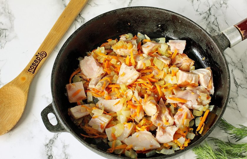 1. Этап. Тушеная картошка с копченой курицей: Обжарьте все вместе еще 5 минут.