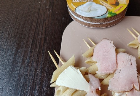 1. Этап. А-ля пицца на макаронах: Поверх выкладываем ломтики сыра, разрезанные пополам.