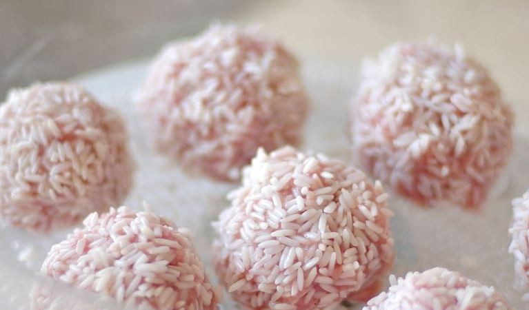 1. Этап. Ежики из фарша с рисом: Переложите все шарики в рисе в пароварку, добавив к ним лавровый лист. Накройте крышкой пароварку и готовьте шарики тридцать минут.