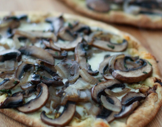 1. Этап. Постная пицца с грибами: 6. На лепешку намазать соус и выложить начинку. Отправить пиццу в разогретую духовку минут на 15. Вот такой рецепт приготовления постной пиццы с грибами, который можно трансформировать по вкусу.