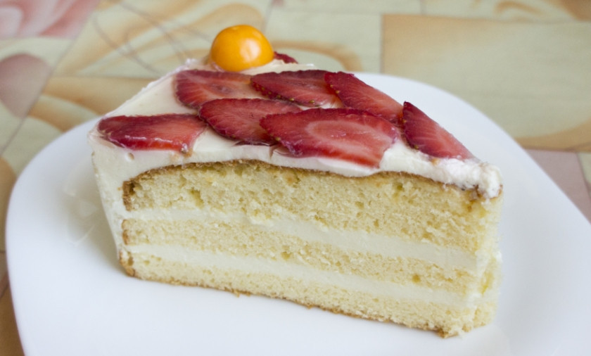 1. Этап. Торт Белый трюфель: Готовый торт украшаем взбитыми сливками и свежим и фруктами. Перед употреблением, ставим в холодильник на 2-3 часа. Приятного аппетита!