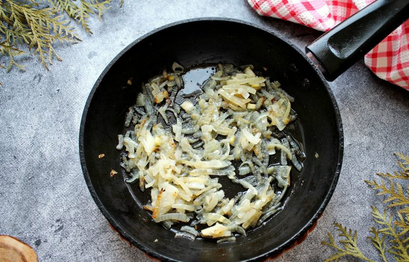 1. Этап. Харчо с гранатовым соком: Пока варится мясо, порежьте репчатый лук и обжаривайте в растительном масле в течение 5 минут, перемешивая.