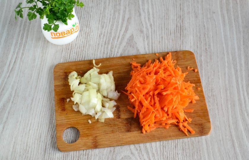 1. Этап. Куриные сердечки с макаронами: Морковь натрите на крупной терке, а лук нарежьте мелким кубиком.