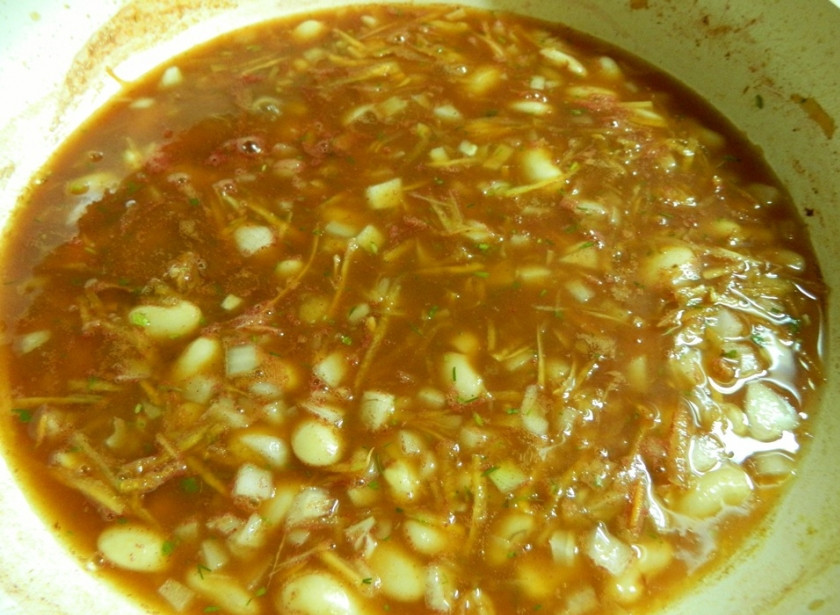 1. Этап. Лобио с орехами: Бросаем к фасоли лук и морковь.