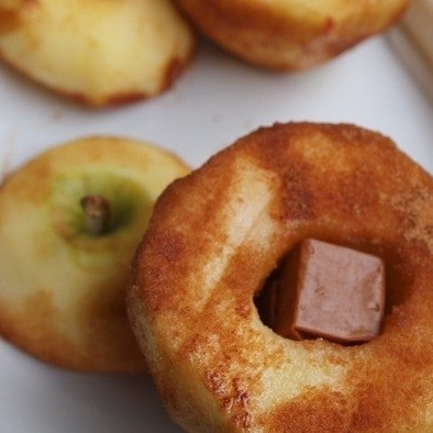 1. Этап. Запеченное яблоко в слоеном тесте: Корицу смешиваем с сахаром, и этой смесью хорошенько обсыпаем наше яблоко.