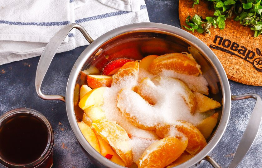 1. Этап. Алкогольный компот: Всыпьте сахарный песок. По желанию можете добавить немного молотой корицы, лимонный сок или натертую лимонную цедру.