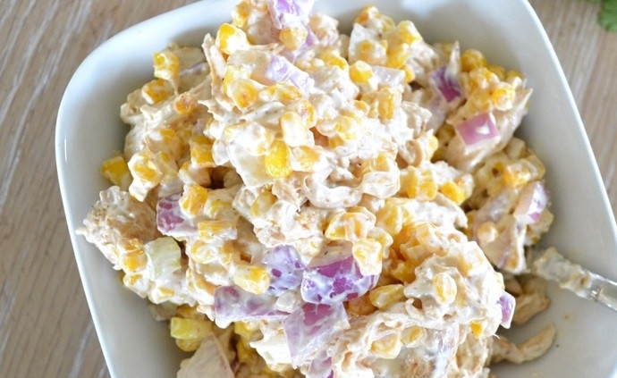 1. Этап. Куриный салат с кукурузой: 5. Заправьте салат сметаной и йогуртом, хорошенько перемешайте.