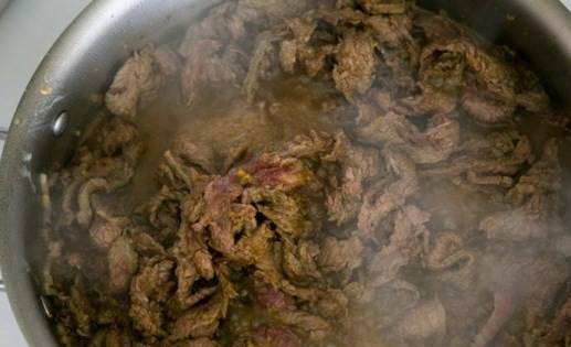 1. Этап. Говядина по-китайски: Мясо обжарить 2-3 минуты на сильном огне, чтоб не стек сок.