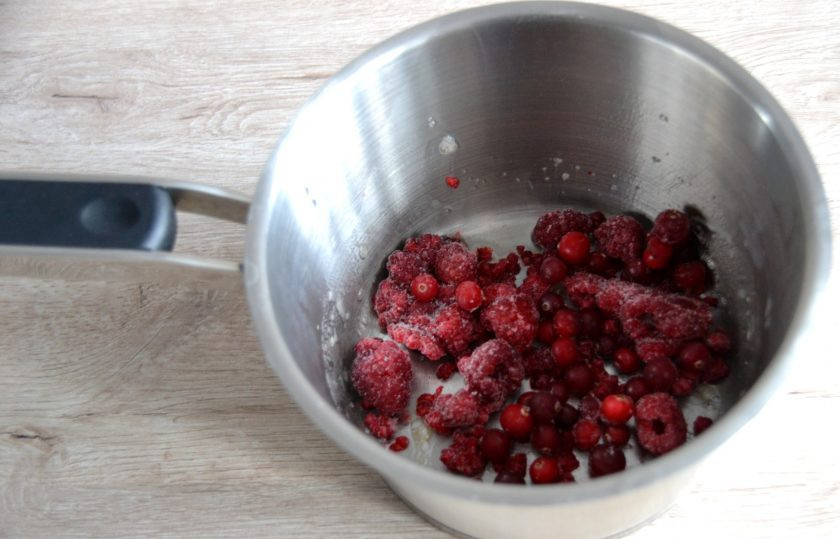 1. Этап. Десерт Неженка: Возьмите горсть замороженных ягод, размельчите их блендером.