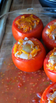 1. Этап. Фаршированные помидоры: Нафаршировать помидоры остывшей мясной начинкой. Выложить помидоры в огнеупорную форму. На дно формы вылить сок помидоров. Запекать при 180° 20 минут.