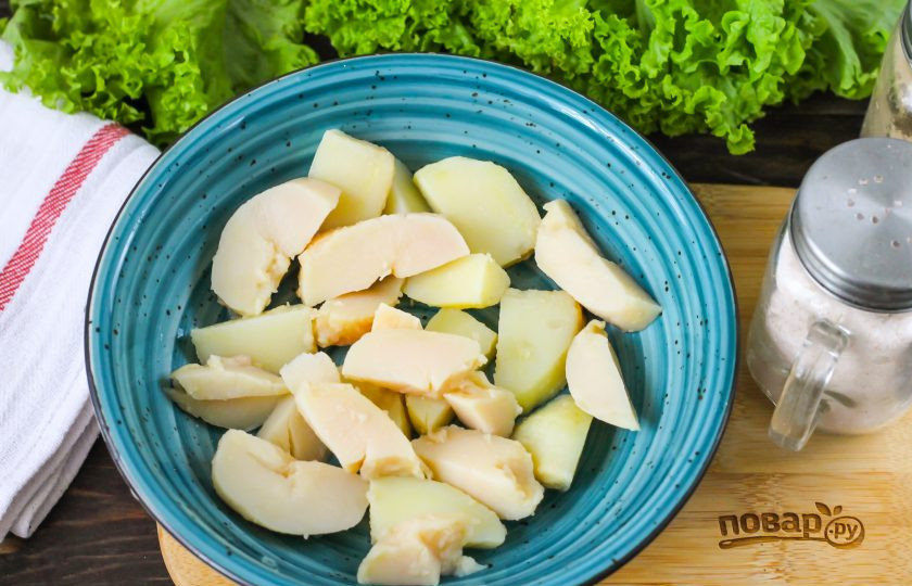 1. Этап. Салат Русская закуска: Отварной картофель очистите от кожуры и промойте в воде, нарежьте ломтиками и выложите в глубокую емкость.