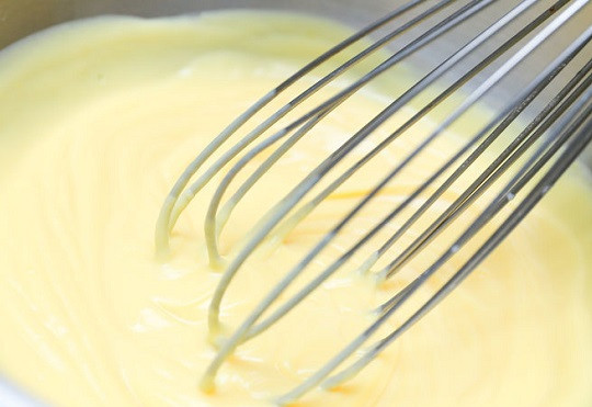 1. Этап. Вкусный торт из печенья: 2. Добавьте сливки и взбейте все до однородности. Также вы можете сделать классический заварной крем или взять сгущенку, например.