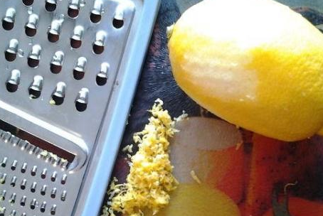 1. Этап. Рыбные котлеты в домашних условиях: На мелкой терке натрите немного цедры лимона.