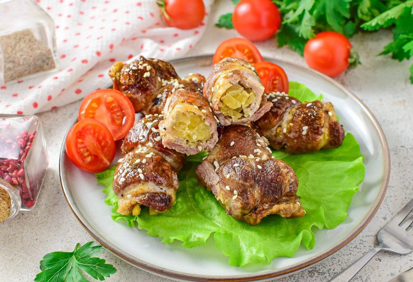 1. Этап. Мясные рулетики На один зубок: Подавайте рулетики к столу в горячем виде. Приятного аппетита!