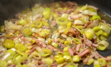 1. Этап. Густой гороховый суп: Жарьте лук и бекон до золотистого цвета.