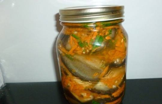 1. Этап. Маринованные баклажаны по-татарски: Маринад готовится из воды, соли и уксуса. Затем в баночку кладем несколько горошин перчика, а сверху заливаем маринадом. Закрываем крышкой, даем остыть и ставим в холодильник.